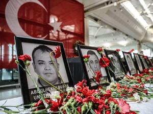 A makeshift memorial to killed airport employees at Ataturk airport in Istanbul on June 30, 2016 (AFP/Ozan Kose)