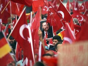 Supporters of Turkish President Recep Tayyip Erdogan attend a rally in Cologne, on July 31, 2016. (AFP/Henning Kaiser)