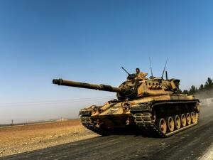 A Turkish army tank drives towards Syria in the Turkish border city of Karkamis on August 24, 2016. (AFP/Bulent Kilic)