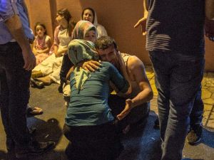 Relatives grieve at hospital in Gaziantep, southeast Turkey on August 20, 2016 following a late night militant attack on a wedding party. (AFP/Ahmed Deeb)