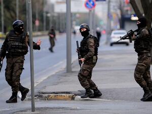 Turkish special forces take position on April 1, 2015 near the police headquarters in Istanbul. (AFP/Ozan Kose)
