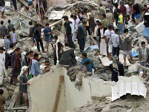 Vendors salvage goods from under the rubble of their shops following an airstrike by Saudi Arabia on the Yemeni capital, Sana'a, July 20, 2015. (AFP/File)  