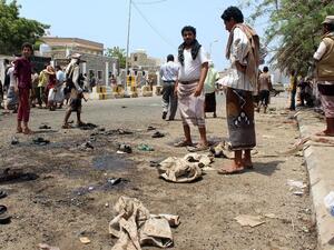 Onlookers gather at the site of a Daesh-group claimed twin bombing that targeted Yemeni forces in the southern city of Aden on May 23, 2016 (AFP/Saleh Al-Obeidi)