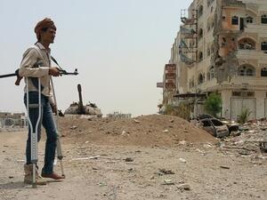 A fighter loyal to Yemen's exiled President Abedrabbo Mansour Hadi walks with crutches in Yemen's second city of Aden on July 30, 2015. (AFP/File) 