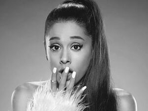 أريانا غراندي (محطمة) بعد تفجير مانشستر