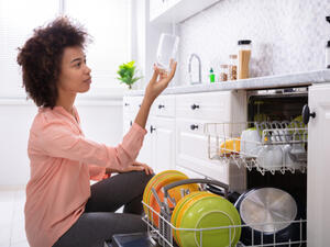 للتعامل مع خزانة الطعام غير المنظمة هي إزالة كل شيء من على الرفوف

