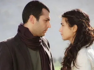 أبطال مسلسل "عاصي" توبا بويوكستون ومراد يلدريم