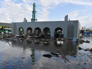 The standing remains of a mosque is seen amid waters from a tsunami surge in Palu, Indonesia's Central Sulawesi on September 30, 2018, following the September 28 earthquake and tsunami. (ADEK BERRY / AFP)