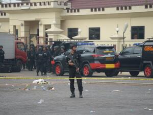 Indonesian policemen stand outside a prison where inmates clashed with police at the Mobile Brigade headquarters in Depok, West Java on May 10, 2018. ADEK BERRY / AFP