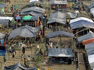 Rohingya refugees from Myanmar's Rakhine state set up shelters at a refugee camp at Unchiprang near the Bangladeshi border town of Teknaf. (AFP/ Photo)