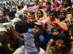 Newly arrived Rohingya refugees scuffle for relief supplies at Kutupalong refugee camp in the Bangladeshi locality of Ukhia on September 9, 2017 (Munir Uz Zaman/AFP)