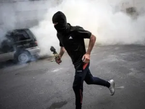  أحكام بالسجن على 15 متهماً بحرينيا في قضايا ارهابية واسقاط الجنسية عنهم