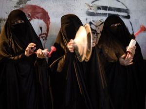 بحرينيات يتظاهرن ضد الحكومة بالازعاج/أ.ف.ب