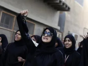 بحرينيات يرددن هتافات مناهضة للحكومة 
