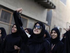 بحرينيات يرددن هتافات مناهضة للحكومة 
