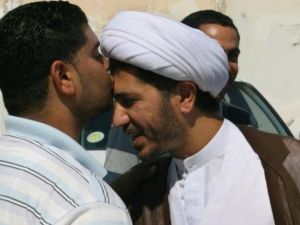 احد الاتباع يقبل جبين الشيخ علي سلمان في المنامة
