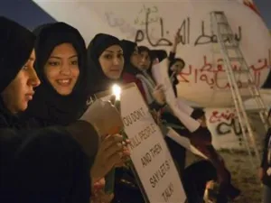 محتجون مناوئون للحكومة يوقدون الشموع في دوار اللؤلؤ بالمنامة يوم السبت
