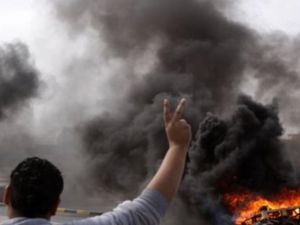 متظاهر شيعي يحرق اطارا في المالكية في البحرين
