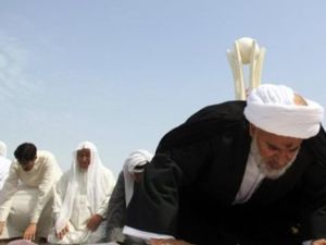 الشيخ عبدالجليل المقداد يؤم في المصلين في دوار اللؤلؤة