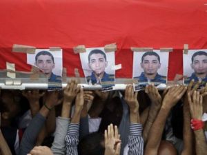 بحرينيون يشيعون احد ضحايا الاحتجاجات قرب المنامة في اذار/مارس
