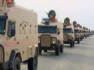 مشاهد ملتقطة من تلفزيون البحرين الرسمي تظهر دخول قوات درع الجزيرة ومن ضمنها قوات سعودية الى البحرين.
