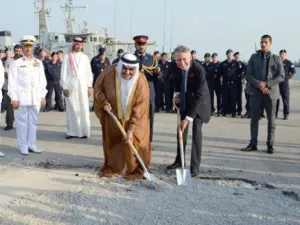 وزير الخارجية البريطاني فيليب هاموند يشارك في مراسم تدشين بناء قاعدة إتش إم إس 
