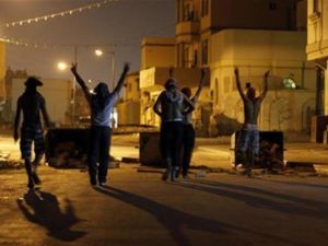 محتجون مناهضون للحكومة اثناء اشتباك مع قوات الامن في قرية غربي العاصمة البحرينية المنامة 