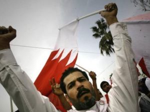 متظاهر في دوار اللؤلؤة