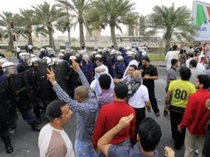 شرطة مكافحة الشغب تحاصر تظاهرة في محيط دوار اللؤلؤة في المنامة
