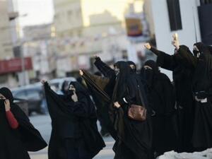 Bahraini women shout slogans during clashes with riot police in the village of Daih, west of the capital Manama, on January 4, 2016. (AFP/ File Photo)