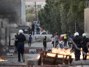 Protesters flee police during a demonstration in Bahrain. (AFP/File)