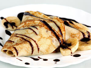 كريب الموز بصلصة الشوكولاتة