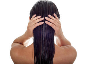 قبل وضع الزيت احرصي على أن تكون فروة الرأس نظيفة من الزيوت والأوساخ
