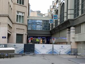 The cordoned-off area at the scene of a bomb alert in the City2 shopping mall in the Rue Neuve in the city center of Brussels, on June 21, 2016. (AFP/Nicolas Maeterlinck)