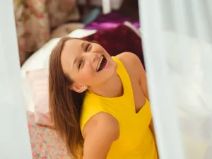 تشكل الستائر عنصرًا أساسيًا في الديكور، تمنح الغرفة مظهرًا أكثر جمالية