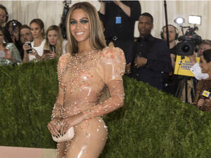 The 'Halo' hitmaker stumbled and fell to the floor, with Solange landing on top of her. (Source: Ovidiu Hrubaru - Shutterstock)