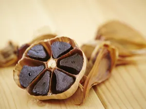 من فوائد الثوم الأسود يمنع السمنة ويقلل ضغط الدم العالي

