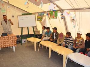 A Libyan did not let the loss of his arm deter him from teaching the next generation. (image from Khadi Jateri)