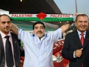 Maradona returns the love to the millions from Palestine who adore him. ( image from Figo 29 )