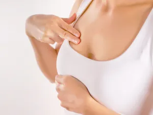 يمكن أن يكون الشعور بوخز في حلمات الثدي إحدى علامات الحمل المبكّرة

