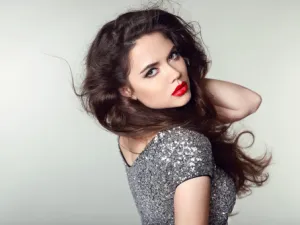 تتربع الملابس اللامعة على عرش الموضة في صيف 2016
