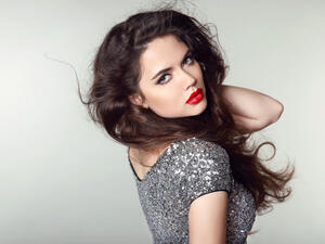 تتربع الملابس اللامعة على عرش الموضة في صيف 2016
