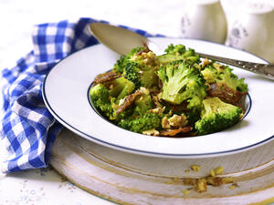 سلطة البروكلي مع اللّحم 
