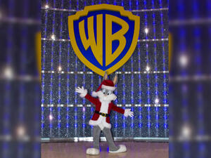 Make it a holiday season to remember at the world’s first-ever Warner Bros. branded indoor theme park alongside your favorite DC Super Heroes and animation super stars!