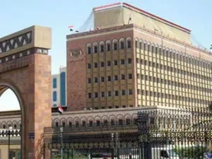 A recent government report revealed that the severe liquidity problem is due to the increased bank withdrawals and money stored outside the bank system. (File photo)