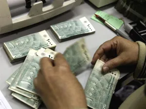 In 2015, remittances from the GCC fell by 27 percent to reach $4.5 billion. (Twitter)