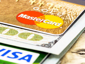 Studies have shown that people are more willing to pay higher amounts for the same item when using credit cards as opposed to paying in cash. (File photo)