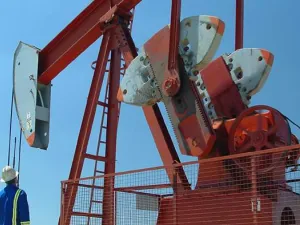 Oil companies are waiting for the Lebanese Cabinet to pass two decrees related to the model of licensing round and delineation of the offshore gas blocks. (Shutterstock)