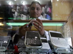 The Ministry of Commerce and Industry suspects up to 60 percent of mobile phone shops are cover-up businesses for expatriates. (AFP/File)