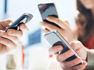 The move could allow Egypt's fixed-line monopoly Telecom Egypt to enter the mobile phone services market. (File photo)